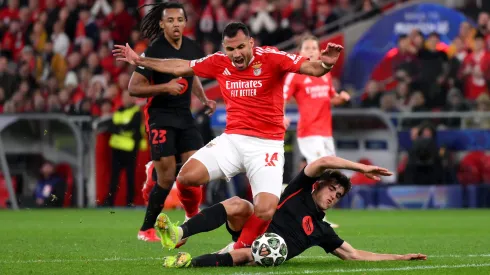 Um dos momentos do Benfica x Barcelona: a entrada de Cubarsí sobre Pavlidis e respetiva expulsão. Foto: Getty