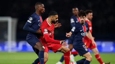 Nuno Mendes (com Vitinha na foto) defendeu muito bem Salah ao longo do Liverpool x PSG. Foto: Getty