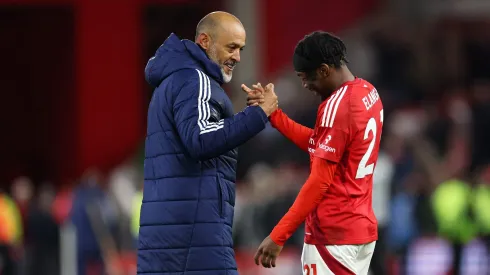 Nuno Espírito Santo a cumprimentar o decisivo Anthony Elanga, após mais uma vitória do Nottingham Forest. Foto: Getty