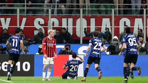 Hakan Çalhanoglu celebra o golo de empate da Inter sobre o Milan. Foto: Getty Images