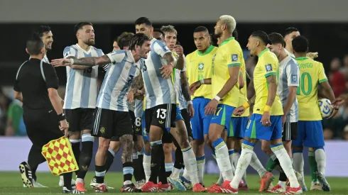 De Paul e Raphinha trocaram camisolas após Atlético Madrid x Barcelona. Foto: Marcelo Endelli/Getty Images.