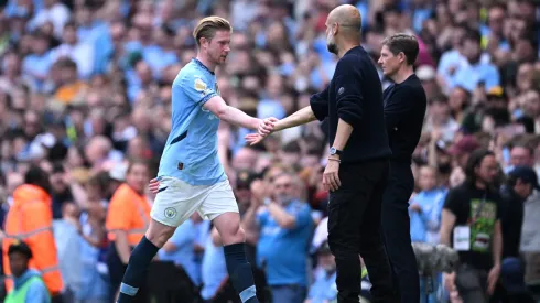 Kevin de Bruyne e Pep Guardiola a cumprimentarem-se, na parte final do Manchester City x Crystal Palace. Foto: Getty