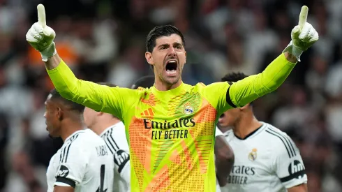 Thibaut Courtois ainda defendeu uma grande penalidade, durante o Real Madrid x Arsenal. Foto: Getty