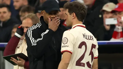 Vincent Kompany a falar com Thomas Muller, respetivamente treinador e jogador do Bayern Munique. Foto: Getty