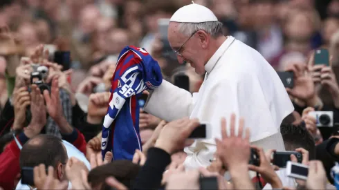 Papa Francisco com a camisola do San Lorenzo, em 2013. Foto: Dan Kitwood/Getty Images.