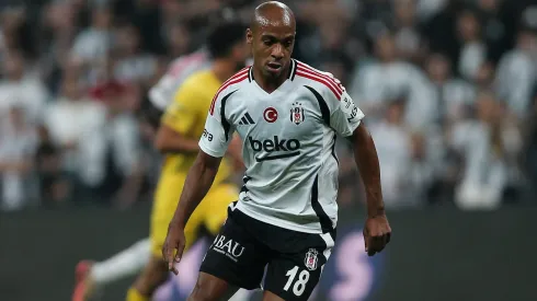 Besiktas vai pagar mais dois milhões de euros para continuar a contar com João Mário que ainda pertence aos quadros da equipa do Benfica (Photo by Ahmad Mora/Getty Images)