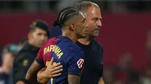 Raphinha e Hansi Flick preparam-se para Barcelona x Real Madrid. Foto: Alex Caparros/Getty Images.