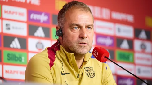 Hansi Flick anteviu Barcelona x Inter para a Champions League. Foto: Fran Santiago/Getty Images.