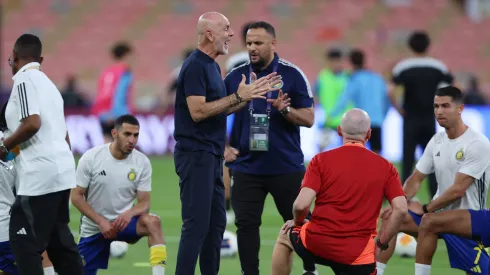 Stefano Pioli, treinador do Al-Nassr, a falar com a sua equipa. Foto: Getty
