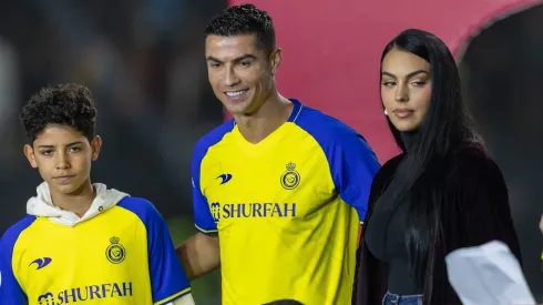 Cristianinho e Cristiano Ronaldo juntos com Georgina Rodríguez, na Arábia Saudita. Foto: Getty