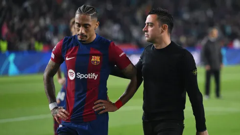 O jogador Raphinha e o treinador Xavi juntos no Barcelona. Foto: Getty