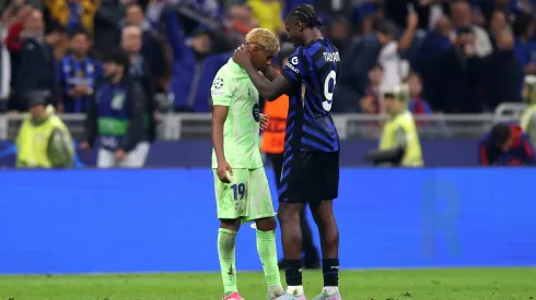 Marcus Thuram consola Lamine Yamal após Inter x Barcelona. Foto: Carl Recine/Getty Images.