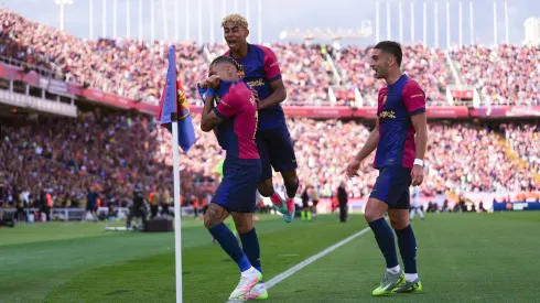 Raphinha, Yamal e Ferran celebra golo no Barcelona x Real Madrid. Foto: Alex Caparros/Getty Images.