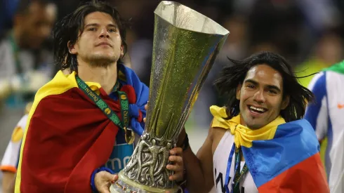 Cristian Sapunaru e Radamel Falcao a celebrarem a conquista da Europa League, após uma final entre os portugueses FC Porto e SC Braga, em 2011. Foto: Alex Livesey/Getty Images