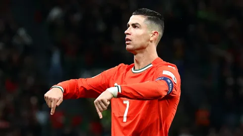 Cristiano Ronaldo parece dizer "estou aqui" à Forbes. Foto: Carlos Rodrigues/Getty Images