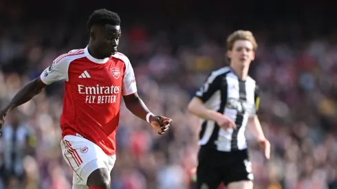 Saka, jogador do Arsenal e Gordon, jogador do Newcastle. Foto: Getty Images