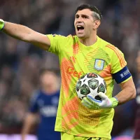 Barcelona aprova Dibu Martínez como relevo de Szczesny, arrasado por lenda do clube: “Imagem horrível…”