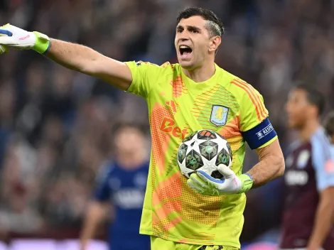 Barcelona avalia Dibu Martínez como relevo de Szczesny