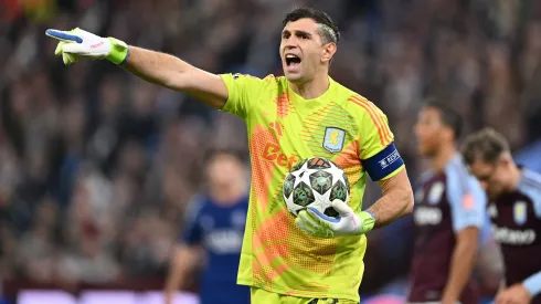 Dibu Martínez estará na mira do Barcelona. Foto: Dan Mullan/Getty Images.