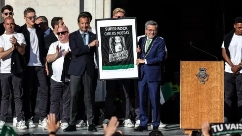 Frederico Varandas, presidente do Sporting, oferece um quadro com a camisola dos leões a Carlos Moedas, presidente da Câmara Municipal de Lisboa. Foto: Sporting CP