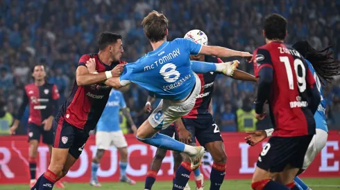 O golo acrobático de Scott McTominay do Nápoles com o Cagliari, na Serie A.. Foto: Francesco Pecoraro/Getty Images
