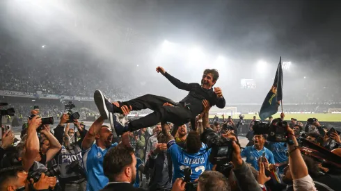 Antonio Conte atirado ao ar pelos jogadores do Nápoles após a conquista da Serie A. Foto: Francesco Pecoraro/Getty Images