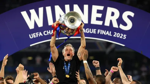 Luis Enrique ergue a Taça da Champions League que conquistou pelo PSG. Foto: Carl Recine/Getty Images