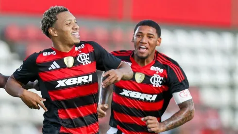 Rayan Lucas (à direita) a caminho do Sporting. Foto conta oficial no X do Flamengo