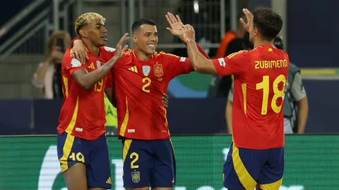 Zubimendi a comemorar um golo com os seus colegas, no triunfo da meia-final contra a França – uma vitória que deu a passagem à final contra Portugal. Foto: Getty