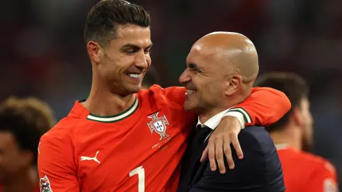 Cristiano Ronaldo e Roberto Martínez, respetivamente capitão e selecionador de Portugal, a comemorarem juntos a vitória na final. Foto: Getty