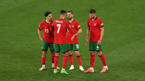 Bernardo Silva (a falar diretamente com CR7, na imagem) conquistou a segunda Nations League por Portugal. Foto: Getty