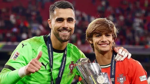 Diogo Costa e Rodrigo Mora, dois jogadores do FC Porto, a festejarem a conquista da Liga das Nações. Foto: FPF