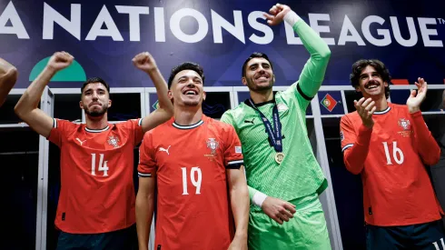 Gonçalo Inácio, Pedro Gonçalves, Rui Silva e Francisco Trincão, quatro jogadores do Sporting, a festejarem a conquista da Liga das Nações por Portugal. Foto: FPF