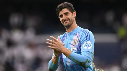 Thibaut Courtois, guarda-redes do Real Madrid. Foto: Getty<br />
applauds fans at the end of the LaLiga match between Real Madrid CF and RC Celta de Vigo at Estadio Santiago Bernabeu on May 04, 2025 in Madrid, Spain. (Photo by Denis Doyle/Getty Images)