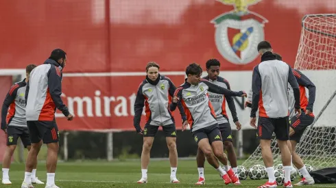 Nuno Félix, no centro da ação do treino retratado na imagem, não estará com a equipa no Mundial de Clubes. Foto: SL Benfica
