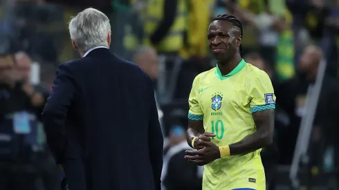 Vinicius Júnior e Carlo Ancelotti durante o jogo entre Brasil e Paraguai. Foto: Getty