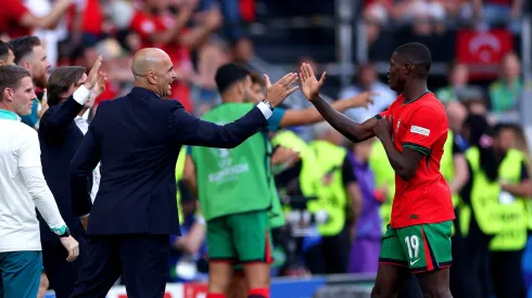 Roberto Martínez rendido a Nuno Mendes. Foto: Dean Mouhtaropoulos/Getty Images)