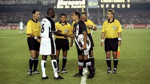Rincón e Edmundo antes da final entre Corinthians x Vasco no Mundial de Clubes de 2000. Foto: Getty Images
