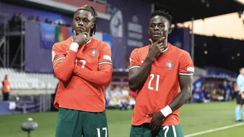 Geovany Quenda (junto a Roger Fernandes, na foto) fez mais um golo e foi o melhor em campo pela segunda vez, com Portugal, neste Europeu sub-21. Foto: FPF