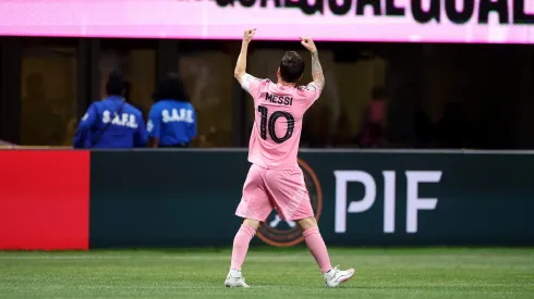 Messi festejou o golo esticando os dois dedos mindinhos, uma nova comemoração do craque argentino.