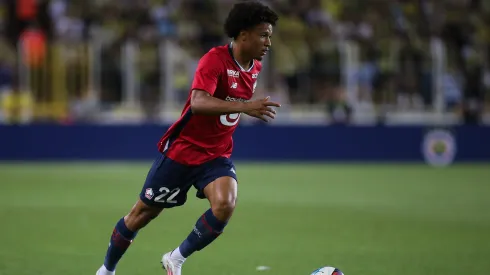 O lateral-direito português Tiago Santos pode deixar o Lille e rumar ao Milan.