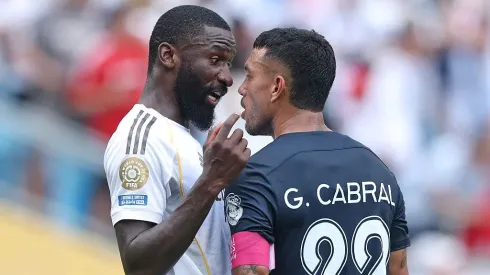 Rudiger e Gustavo Cabral durante Real Madrid x Pachuca. Foto: Getty Images