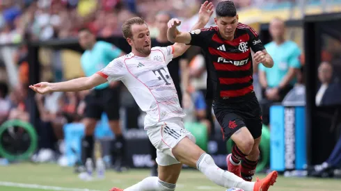 Kane, do Bayern, faz falta em Ayrton Lucas, do Flamengo. Foto: Megan Briggs/Getty Images