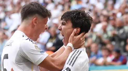 Gonzalo García (à direita) felicitado pelo golo que apurou o Real Madrid. Foto: Megan Briggs/Getty Images