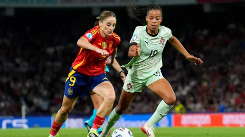 Esther Gonzalez, de Espanha, e Jessica Silva, de Portugal, no arranque do Grupo B do Europeu feminino. Foto: lDaniela Porcelli/Getty Images