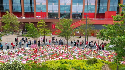 A bonita homenagem do Liverpool e dos seus adeptos a Diogo Jota, em frente ao próprio estádio. Foto: Getty