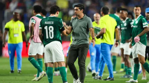 Abel Ferreira à conversa com Maurício, jogador do "seu" Palmeiras, após a derrota contra o Chelsea. Foto: Getty