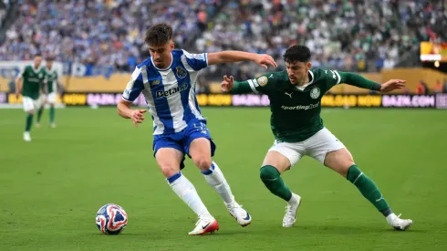 Martim Fernandes, jovem promissor lateral-direito do FC Porto, apesar de ter ficado 'esquecido' por Martín Anselmi, continua a ter muitos interessados.