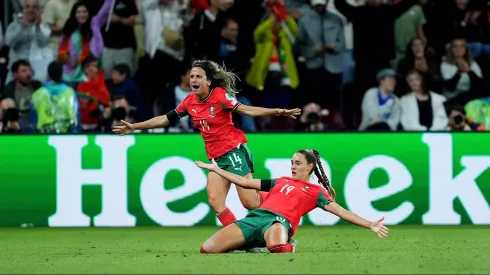 Dolores Silva e Diana Gomes a festejar, após a primeira ter assistido a segunda para o golo de Portugal contra a Itália. Foto: Getty