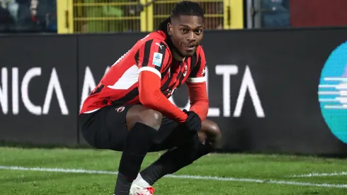 Rafael Leão está novamente na mira do Barcelona. Foto: Marco Luzzani/Getty Images